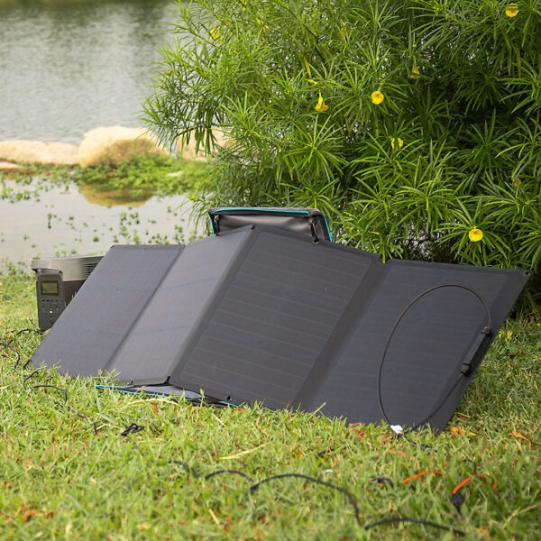 EcoFlow Solar Panel 110W portabel, in der Natur vor dem See.