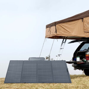 Solar Panel 400W portabel, Anwendungsbeispiel. Auto mit Zelt und PV Panele davor.