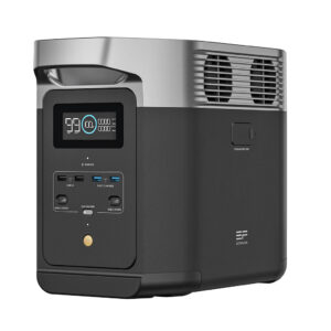 Eine kompakte, tragbare Energiestation mit schlankem Design. Auf der Vorderseite befindet sich ein digitales Display, das einen Batteriestand von 99 % anzeigt, sowie mehrere Anschlüsse, darunter USB-A, USB-C und ein Gleichstromausgang. Das Gehäuse ist hauptsächlich schwarz mit einer metallischen Oberseite und Lüftungsgittern an einer Seite, die eine moderne, funktionale Ästhetik unterstreichen.