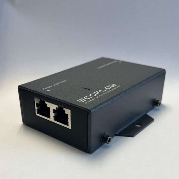 Ein schwarzes Power-over-Ethernet (PoE)-Einspeisegerät mit der Bezeichnung ECOFLOW wird aus einer abgewinkelten Perspektive gezeigt. Das Gerät verfügt über zwei Ethernet-Anschlüsse auf einer Seite, was auf seine Funktionalität für die Stromübertragung über Netzwerkkabel hinweist. Auf der Oberseite befinden sich eine kleine Kontrollleuchte und der Modellname. Der Hintergrund ist in einer sanften, neutralen Farbe gehalten, die das schlanke Design des Geräts unterstreicht.