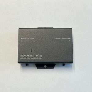 Ein kompakter schwarzer Transceiver mit der Bezeichnung ECOFLOW Power Kits Transceiver mit zwei Eingangsanschlüssen, gekennzeichnet mit Power Kits CAN und Central Control CAN. Das Gerät verfügt über eine kleine Kontrollleuchte und eine Montageöffnung an der Unterseite. Es ist vor einem schlichten weißen Hintergrund abgebildet.
