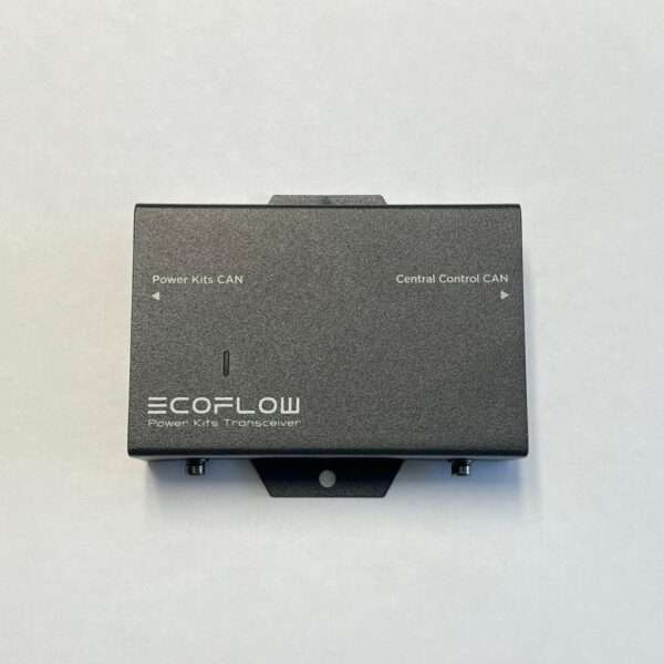 Ein kompakter schwarzer Transceiver mit der Bezeichnung ECOFLOW Power Kits Transceiver mit zwei Eingangsanschlüssen, gekennzeichnet mit Power Kits CAN und Central Control CAN. Das Gerät verfügt über eine kleine Kontrollleuchte und eine Montageöffnung an der Unterseite. Es ist vor einem schlichten weißen Hintergrund abgebildet.