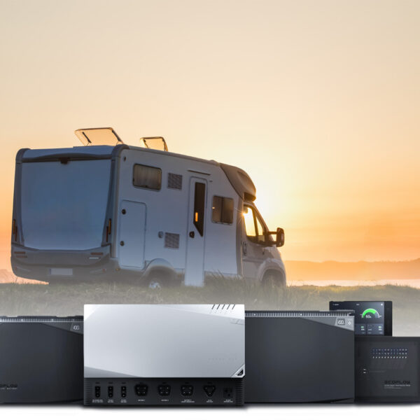 Power Hub Independence Kit Anwendungsbild mit Wohnwagen im Sonnenuntergang und PowerHub, Konsole, Smart distributions Panel und Batterien im Vordergrund.