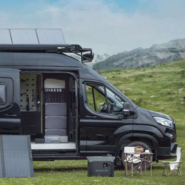 Power Hub Kit Anwendungsbild, Van mit eingebautem Get mit 3 Erweiterungsbatterien auf dem Dach Solarpanelen und Generatorund Solar vor dem Van auf dem Boden