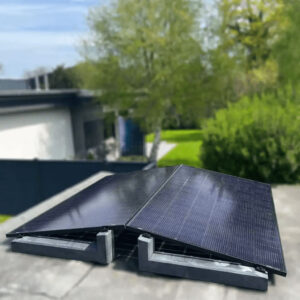 Wattstone 10 Grad Feinbeton PV-Aufstaenderung Anwendungsbild mit 2 PV-Panelen starr, auf Hausdach montiert.