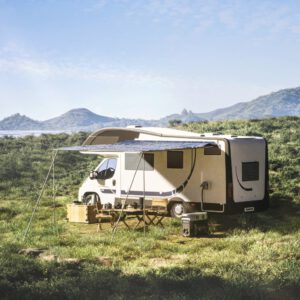 Wohnmobil mit Strom versorgt durch die Delta Pro über den Landstromanschluss, an der Delta Pro ist der Landstromadapter angeschlossen, das alles dargestellt in ein Landschaftsansicht