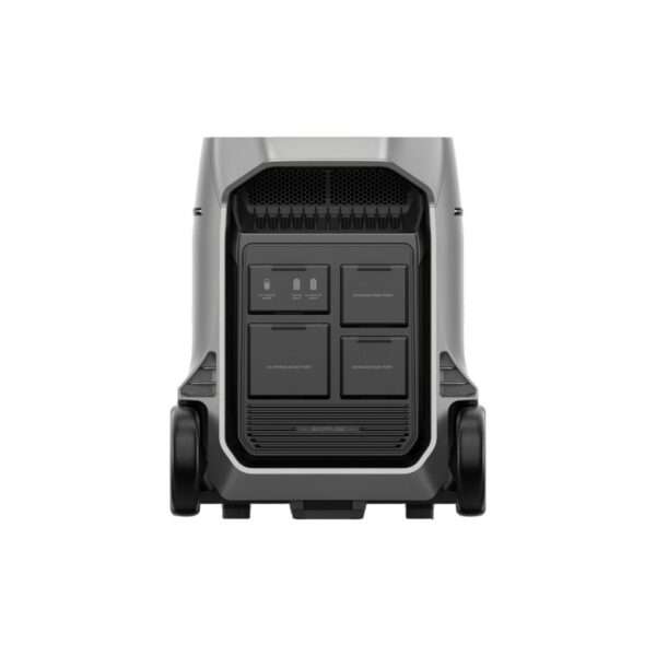 Blick auf die Rückseite einer tragbaren Energiestation mit mehreren Anschlüssen, darunter ein Wechselstromeingang und zusätzliche Batterieanschlüsse. Das Design umfasst strukturierte Oberflächen und einen Sockel mit Rädern für die Mobilität sowie eine schlichte, moderne Oberfläche in Grautönen.