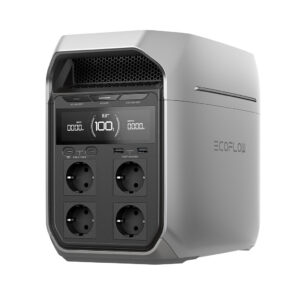 Eine elegante, graue, tragbare Energiestation mit einem digitalen Display, das die Eingangs- und Ausgangsdaten anzeigt. Sie verfügt über vier AC-Anschlüsse, zwei USB-Anschlüsse und eine Schnellladeoption. Das Design umfasst Lüftungsgitter an der Oberseite und einen ergonomischen Griff für den einfachen Transport. Auf der Vorderseite befinden sich Tasten zur Steuerung der Stromversorgung und der Ladeoptionen.