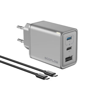Ein kompaktes, silberfarbenes EcoFlow-Ladegerät mit zwei USB-C-Anschlüssen und einem USB-A-Anschluss, das für Schnellladungen konzipiert ist. Es verfügt über eine kleine LED-Anzeige an der Seite und zwei schwarze USB-C-Kabel, die parallel zur Basis verlaufen. Das Ladegerät ist steckbar und verfügt über Stifte für Steckdosen.
