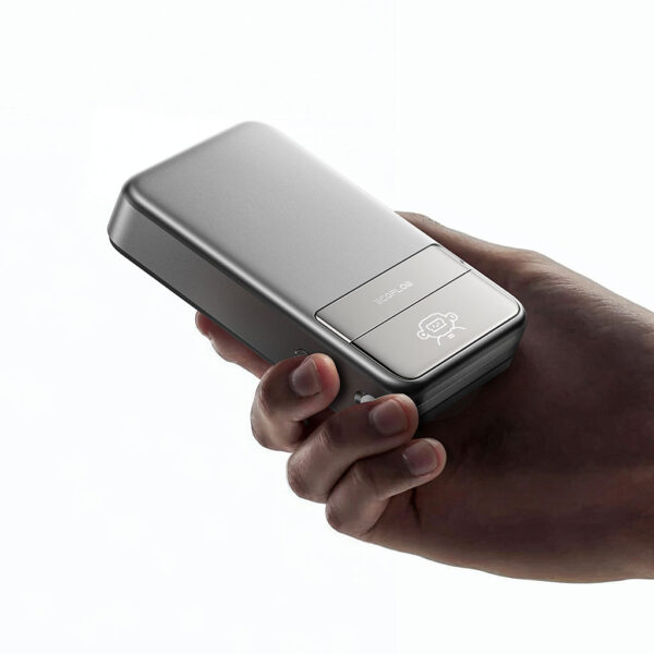 Powerbank von EcoFlow in Hand, silber, modernes Design.