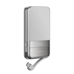 Eine elegante, silberne tragbare Powerbank mit abgerundeten Kanten. Auf der Vorderseite befindet sich eine kleine LED-Batterieanzeige und an der Seite ein Knopf. Im Lieferumfang enthalten ist ein einziehbares USB-C-Kabel zum Aufladen von Geräten, das Komfort und Tragbarkeit unterstreicht.