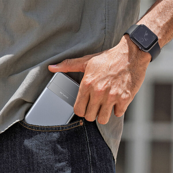 Mann steckt Ecoflow Powerbank 5000mAh in silber in seine Hosentasche.