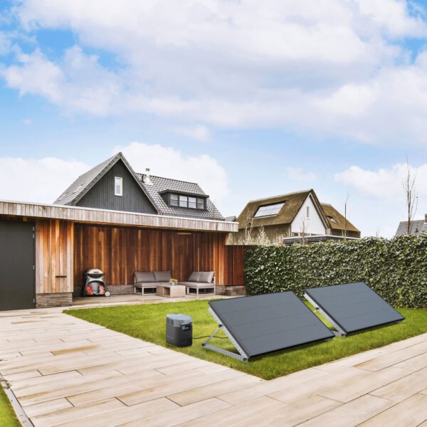 zwei EcoFlow 175W Solarpanels im Garten aufgestellt und an eine EcoFlow Powerstation angeschlossen