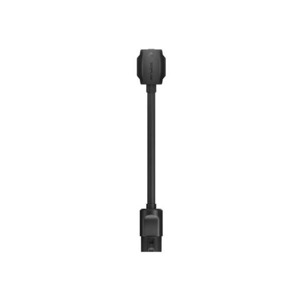 Ein schwarzes Kabel mit einem rechteckigen Stecker. Das Kabel ist gerade und erstreckt sich vom oberen bis zum unteren Rand des Bildes. Der Stecker befindet sich mittig im unteren Teil des Bildes. Der Hintergrund ist rein weiß. Das Bild ist einfach und zeigt nur das Kabel und den Stecker. Es sind keine anderen Elemente oder Details vorhanden. Der Gesamtstil ist technisch und minimalistisch. Die Beleuchtung ist gleichmäßig und hell und wirft keine sichtbaren Schatten. Die Perspektive ist direkt von vorne.