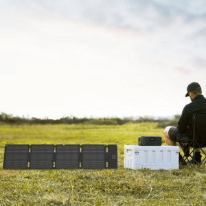 Das 45W portable Solarpanel von EcoFlow aufgestellt, daneben die River 3 auf einer Box, die durch das Solarpanel geladen wird