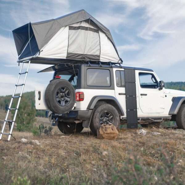 Das EcoFlow 60W Solarpanel seitlich an einem Jeep mit Dachzelt aufgehangen