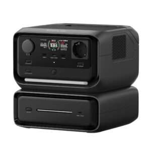 Eine detaillierte Beschreibung eines tragbaren Energiespeichersystems in Schwarz, das aus zwei gestapelten Modulen besteht. Das obere Modul zeigt digitale Anzeigen und verschiedene Anschlüsse wie USB und AC, beleuchtet von klarem, hellem Licht. Der Hintergrund ist neutral und betont das Gerät. Die Komposition ist klar und fokussiert, mit einer Perspektive, die das Produkt in der Mitte des Rahmens platziert. Die Texturen sind glatt und modern, unterstreichen die technische Ästhetik. Weiches Licht bringt die Details der Bedienelemente hervor, während der Schatten der unteren Einheit einen minimalistischen Look vermittelt.