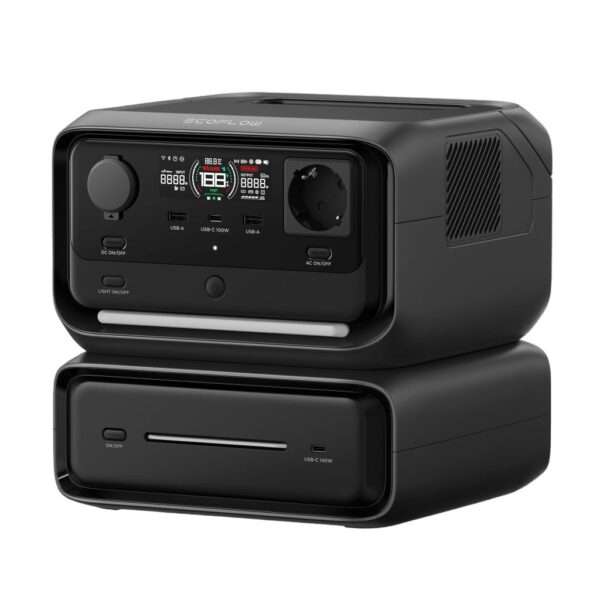 Eine detaillierte Beschreibung eines tragbaren Energiespeichersystems in Schwarz, das aus zwei gestapelten Modulen besteht. Das obere Modul zeigt digitale Anzeigen und verschiedene Anschlüsse wie USB und AC, beleuchtet von klarem, hellem Licht. Der Hintergrund ist neutral und betont das Gerät. Die Komposition ist klar und fokussiert, mit einer Perspektive, die das Produkt in der Mitte des Rahmens platziert. Die Texturen sind glatt und modern, unterstreichen die technische Ästhetik. Weiches Licht bringt die Details der Bedienelemente hervor, während der Schatten der unteren Einheit einen minimalistischen Look vermittelt.