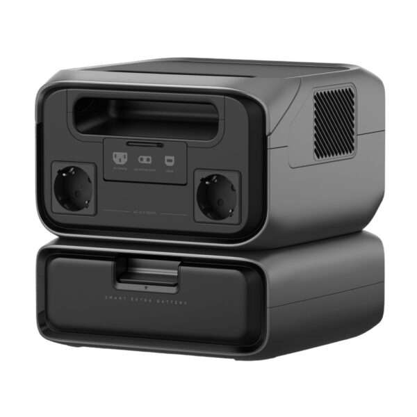 Ein modernes, tragbares Stromaggregat in stilvollem, mattschwarzem Finish. Es hat eine robuste Bauweise, mit klaren, strukturierten Linien und einem kompakten Design. Der Gerätefront hat mehrere AC- und USB-Anschlüsse, wodurch es vielseitig einsetzbar ist. Die Beleuchtung ist sanft, um die Benutzeroberfläche hervorzuheben, während der Hintergrund neutral gehalten wird, um Ablenkungen zu vermeiden. Der Fokus liegt auf den Anschlussmöglichkeiten und der Funktionalität des Geräts. Ideal für den Einsatz im Freien oder für Notfälle, kann es auch in einem technischen Rahmen präsentiert werden, wobei es eine harmonische Balance zwischen Form und Funktion bietet.