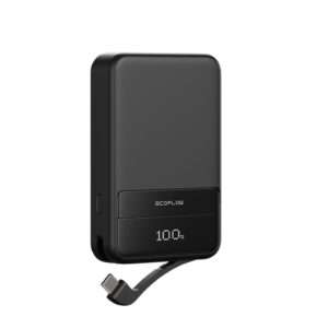 Eine schlanke, schwarze, tragbare Powerbank mit einer digitalen Anzeige, die einen Akkuladestand von 100 % anzeigt. Das Gerät verfügt über ein angeschlossenes USB-C-Ausgangskabel und eine Taste an der Seite, die das bequeme Aufladen elektronischer Geräte unterwegs ermöglicht.