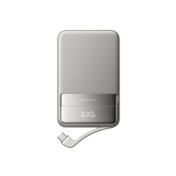 Eine schlanke, silberne, tragbare Powerbank mit einer digitalen Anzeige, die eine 100%ige Ladung anzeigt. Das Design zeichnet sich durch abgerundete Kanten und ein integriertes Ladekabel aus, das an der Seite herunterhängt und das EcoFlow-Markenlogo zeigt. Die minimalistische Ästhetik unterstreicht Funktionalität und Modernität.