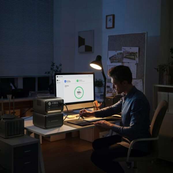 Ein junger Mann sitzt an einem Schreibtisch in einem schwach beleuchteten Raum, arbeitet mit einem Grafiktablett. Ein Computer zeigt eine Benutzeroberfläche. Wärme und Produktivität strahlen aus, während Pflanzen und Büromaterialien den Raum ergänzen.