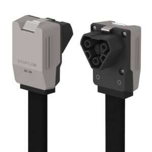 Eine Nahaufnahme eines EcoFlow AC-Eingangssteckers mit robustem, rechteckigem Design und mattgrauer Oberfläche. Der Stecker verfügt über einen Metallclip an der Oberseite zur sicheren Verriegelung und eine sechszackige Buchse an einem Ende, die für effiziente elektrische Verbindungen ausgelegt ist. Das andere Ende ist mit einem haltbaren, strukturierten schwarzen Kabel verbunden.