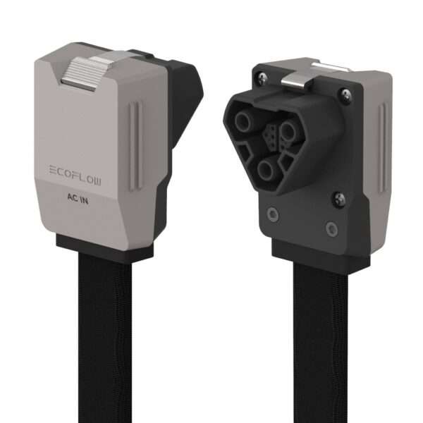 Eine Nahaufnahme eines EcoFlow AC-Eingangssteckers mit robustem, rechteckigem Design und mattgrauer Oberfläche. Der Stecker verfügt über einen Metallclip an der Oberseite zur sicheren Verriegelung und eine sechszackige Buchse an einem Ende, die für effiziente elektrische Verbindungen ausgelegt ist. Das andere Ende ist mit einem haltbaren, strukturierten schwarzen Kabel verbunden.