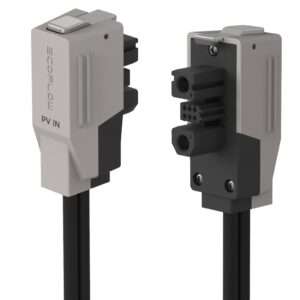 Ein doppelseitiger Stecker in grauem und schwarzem Design mit einem schlanken, rechteckigen Gehäuse. Auf der einen Seite befindet sich der Schriftzug PV IN sowie ein kleiner Kippschalter, während die andere Seite zwei Anschlüsse aufweist - einen mit kreisförmiger Öffnung und einen mit mehrpoligen Steckern. Die Stecker sind an einem schwarzen Kabel befestigt, was auf die Funktionalität in Elektro- oder Solaranwendungen hindeutet.