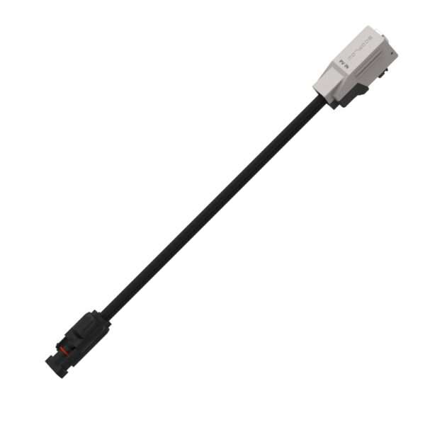 Ein langes, schlankes, schwarzes Elektrokabel mit einem grauen Stecker an einem Ende und einem schwarzen Stecker am anderen Ende. Der graue Stecker hat eine rechteckige Form mit einer leichten Neigung nach oben, während der schwarze Stecker einen markanten Verriegelungsmechanismus aufweist. Das Kabel scheint für die Strom- oder Signalübertragung bestimmt zu sein und ist auf einem schlichten weißen Hintergrund angebracht.