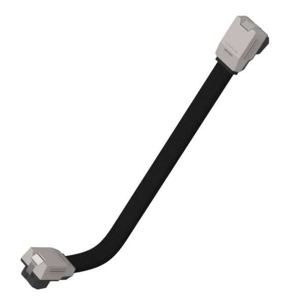 Schwarzes, flexibles Kabel mit zwei grauen Steckern an jedem Ende, das für elektronische Verbindungen bestimmt ist. Das Kabel hat eine leichte Krümmung und eine glatte Textur.