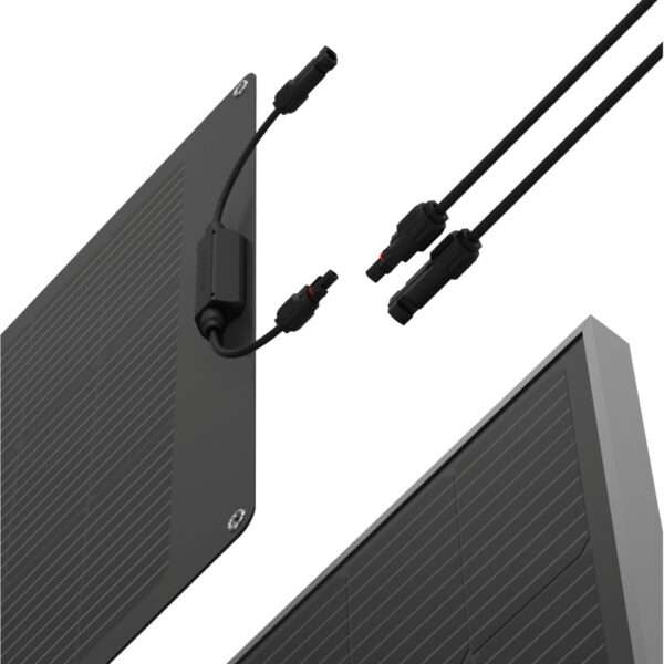 Eine Nahaufnahme eines schwarzen Solarmoduls mit strukturierter Oberfläche und ausgerichteten Solarzellen. Zwei schwarze Kabel mit Steckern ragen aus dem Paneel heraus und zeigen ihre integrierte Verbindung. Das Bild hebt das elegante Design des Paneels und die Funktionalität der Anschlüsse vor einem sauberen weißen Hintergrund hervor.