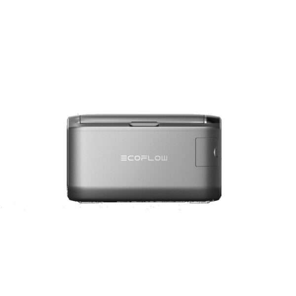 Eine kompakte, rechteckige, tragbare Kühlbox in grauem Metallic-Finish, mit dem ECOFLOW-Logo auf der Vorderseite. Das Gerät verfügt über eine glatte Oberseite mit einer zentralen Einschalttaste und einer Seitenfläche mit einer Kontrollleuchte. Das Design ist minimalistisch und unterstreicht die schlanke und moderne Ästhetik.