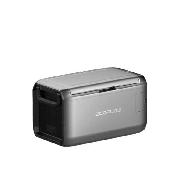 Eine tragbare Kompressorkühlbox mit einem eleganten, metallgrauen Design, einer flachen Oberseite und seitlichen Griffen für einen einfachen Transport. Auf der Vorderseite ist das EcoFlow-Logo zu sehen, und auf einer Seite befinden sich Lüftungsgitter. Die Kühlbox hat einen Griff, welcher den Zugang zum inneren Stauraum ermöglicht. Sie ist für den praktischen und modernen Einsatz im Freien konzipiert.