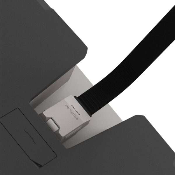 Nahaufnahme eines schlanken, modernen Geräts mit einem schwarz-silbernen USB-C-Anschluss. Der Stecker ist in eine graue Oberfläche eingesteckt, die ein minimalistisches Design zeigt. Das Kabel ist sauber verlegt und unterstreicht ein aufgeräumtes Erscheinungsbild, wobei ein Teil des Gerätegehäuses um den Anschlusspunkt herum teilweise sichtbar ist.