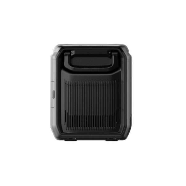 Eine Ansicht von der Seite auf eine elegante, kompakte Kühlboxbox mit einem robusten, grauen Äußeren. Das schwarze Innere hat eine gerippte Struktur und einen einfachen Griff zum einfachen Tragen. Auf der Vorderseite ist ein Öffnungsmechanismus zu sehen, der auf die Funktionalität hinweist. Das Gesamtdesign ist modern und praktisch.