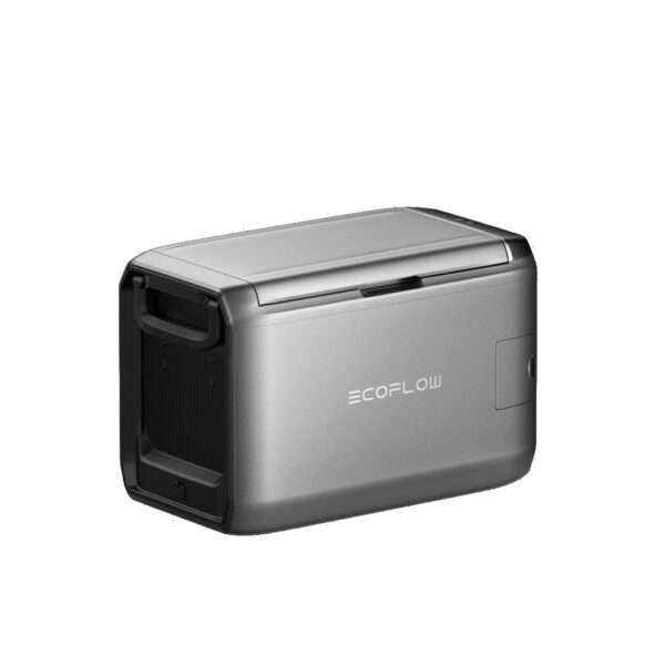 Eine tragbare Kompressorkühlbox mit einem eleganten, metallgrauen Design, einer flachen Oberseite und seitlichen Griffen für einen einfachen Transport. Auf der Vorderseite ist das EcoFlow-Logo zu sehen, und auf einer Seite befinden sich Lüftungsgitter. Die Kühlbox hat einen Griff, welcher den Zugang zum inneren Stauraum ermöglicht. Sie ist für den praktischen und modernen Einsatz im Freien konzipiert.