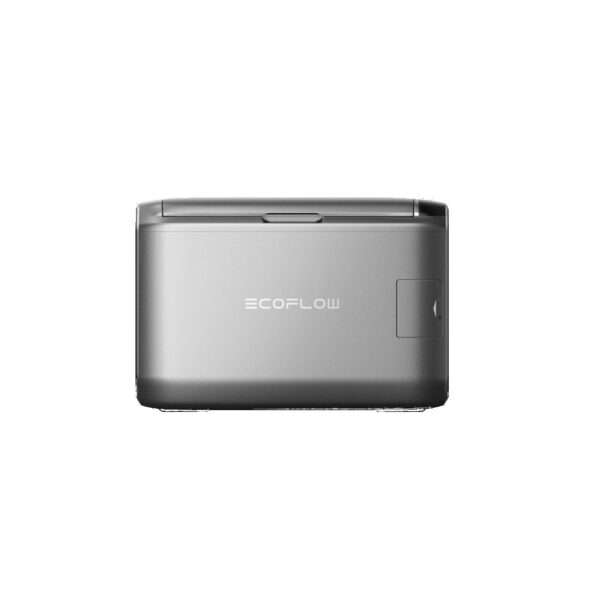 Eine kompakte, rechteckige, tragbare Kühlbox in grauem Metallic-Finish, mit dem ECOFLOW-Logo auf der Vorderseite. Das Gerät verfügt über eine glatte Oberseite mit einer zentralen Einschalttaste und einer Seitenfläche mit einer Kontrollleuchte. Das Design ist minimalistisch und unterstreicht die schlanke und moderne Ästhetik.
