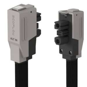 Eine Nahaufnahme eines zweiseitigen elektrischen Steckverbinders mit einem schlanken, modernen Design. Der Stecker hat ein graues Außengehäuse mit schwarzen Akzenten, ist mit ALT IN beschriftet und verfügt über einen Schiebemechanismus an der Oberseite. Jede Seite hat mehrere Anschlüsse für sichere Verbindungen, und der untere Teil ist mit einem geflochtenen schwarzen Kabel ummantelt, das für Flexibilität und Haltbarkeit sorgt.