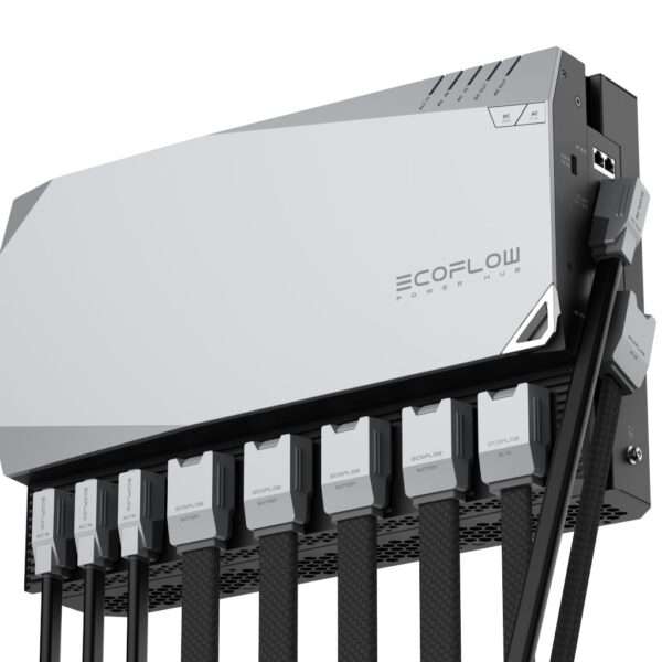 Ein schlanker, moderner Power Hub mit der Bezeichnung ECOFLOW hat ein silbernes Metallic-Design. Er hat mehrere Anschlüsse auf der Vorderseite und mehrere dicke, geflochtene Kabel, die nach unten führen und jeweils mit einem grauen Stecker versehen sind. Die Gesamtstruktur sieht kompakt aus und wird an einer Wand oder einem Regal montiert, was darauf hindeutet, dass bei der Energieverwaltung der Schwerpunkt auf Funktionalität und Design liegt.