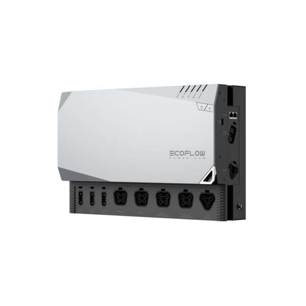 Ein schlanker, moderner Power Hub mit silberner Metallic-Oberfläche und grauem Sockel. Auf der Vorderseite ist das dezente EcoFlow-Logo gut sichtbar angebracht. Darunter sind mehrere Ausgangsanschlüsse zu sehen, darunter traditionelle Steckdosen, die auf vielseitige Anschlussmöglichkeiten hinweisen. Das Design mit abgeschrägten Kanten und Belüftungsdetails unterstreicht eine kompakte und effiziente Struktur.