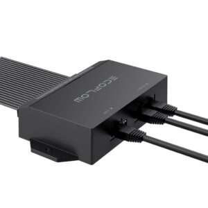 Ein schlankes, schwarzes Gerät mit einem rechteckigen Design und abgehenden Sensorkabeln auf einer Seite. Das Gerät verfügt über zwei Ethernet-Anschlüsse und mehrere Kontrollleuchten. Die Aufschrift ECOFLOW auf der Oberseite deutet darauf hin, dass es Teil einer umweltfreundlichen Produktlinie ist. Zwei schwarze Kabel führen vom Gerät weg und verbinden es mit anderer Hardware. Der Hintergrund ist einfarbig weiß und unterstreicht die Funktionen des Geräts.