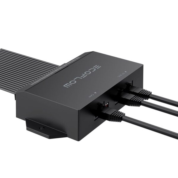 Ein schlankes, schwarzes Gerät mit einem rechteckigen Design und abgehenden Sensorkabeln auf einer Seite. Das Gerät verfügt über zwei Ethernet-Anschlüsse und mehrere Kontrollleuchten. Die Aufschrift ECOFLOW auf der Oberseite deutet darauf hin, dass es Teil einer umweltfreundlichen Produktlinie ist. Zwei schwarze Kabel führen vom Gerät weg und verbinden es mit anderer Hardware. Der Hintergrund ist einfarbig weiß und unterstreicht die Funktionen des Geräts.