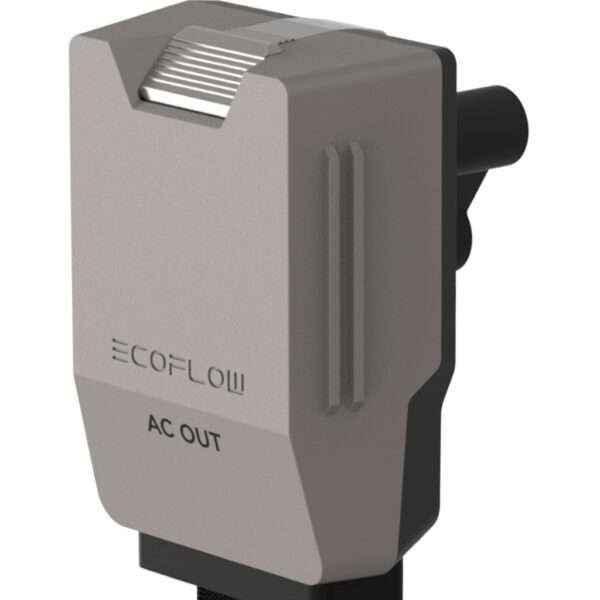 Ein grauer EcoFlow-Wechselstromstecker mit einem schlanken Design, das eine geriffelte Oberseite und ein AC OUT-Etikett an der Unterseite aufweist. Der Stecker verfügt über einen seitlichen Anschluss und hat eine leicht eckige Gesamtform. Er ist für die seitliche Montage ausgerichtet und eignet sich für tragbare Stromversorgungslösungen.