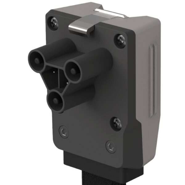 Eine Nahaufnahme eines kompakten, dunkelgrauen elektrischen Steckverbinders mit drei zylindrischen Anschlüssen, die in einer dreieckigen Konfiguration angeordnet sind. Der Stecker hat eine flache Rückseite mit zwei sichtbaren Schrauben, einen Metallclip an der Oberseite und einen zusätzlichen strukturierten Abschnitt an einer Seite, der für eine sichere Befestigung sorgt.