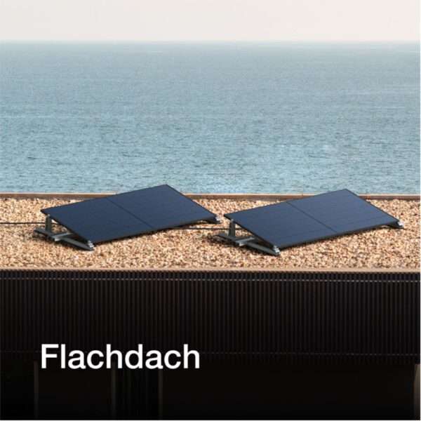 Zwei Sonnenkollektoren sind auf einem flachen, mit kleinen Kieselsteinen bedeckten Dach mit Blick auf ein ruhiges Meer installiert. Am Horizont ist eine weiche, dunstige Skyline zu sehen, während der untere Teil des Bildes eine strukturierte Wand mit Lattenmuster zeigt. Das Wort Flachdach ist in weißer Schrift am unteren Rand des Bildes zu sehen.