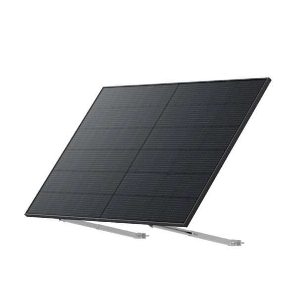 Ein schlankes, schwarzes Solarpanel, das leicht nach oben geneigt ist und sein Gitter aus kleinen Photovoltaikzellen zur Schau stellt. Es wird von verstellbaren Metallbügeln an der Basis getragen, die für Stabilität und optimale Sonnenlichtabsorption ausgelegt sind. Der Hintergrund ist einfarbig weiß und unterstreicht das moderne Design des Panels.