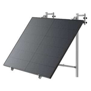 Ein großes Solarpanel, das auf einem Metallrahmen montiert ist. Das Paneel besteht aus einem Gitter aus kleinen photovoltaischen Zellen, die mit einer dunklen Glasoberfläche bedeckt sind, und ist für eine optimale Absorption des Sonnenlichts abgewinkelt. Der Rahmen ist silberfarben und hat verstellbare Halterungen zur Befestigung des Paneels.