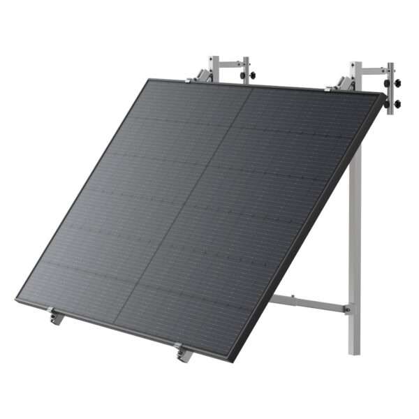 Ein großes Solarpanel, das auf einem Metallrahmen montiert ist. Das Paneel besteht aus einem Gitter aus kleinen photovoltaischen Zellen, die mit einer dunklen Glasoberfläche bedeckt sind, und ist für eine optimale Absorption des Sonnenlichts abgewinkelt. Der Rahmen ist silberfarben und hat verstellbare Halterungen zur Befestigung des Paneels.