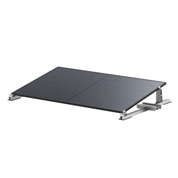 Ein schwarzes Solarmodul mit einem Gitter aus photovoltaischen Zellen, das auf einem silbernen Metallrahmen montiert ist. Das Paneel ist leicht angewinkelt, was sein schlankes Design und seine Struktur für eine optimale Absorption des Sonnenlichts zur Geltung bringt.